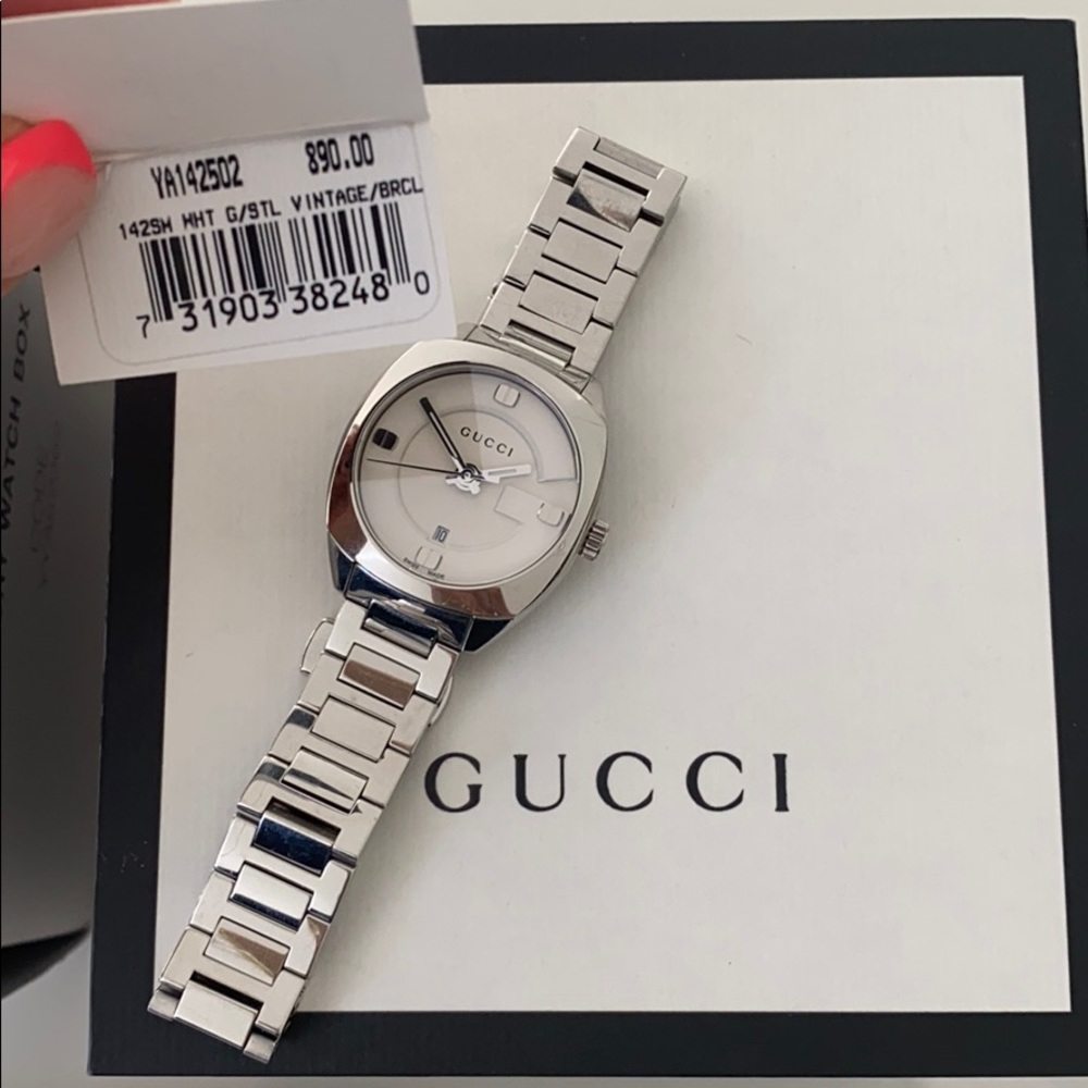 Women’s Gucci 29mm bracelet watch 💯 - Picture 4 of 6